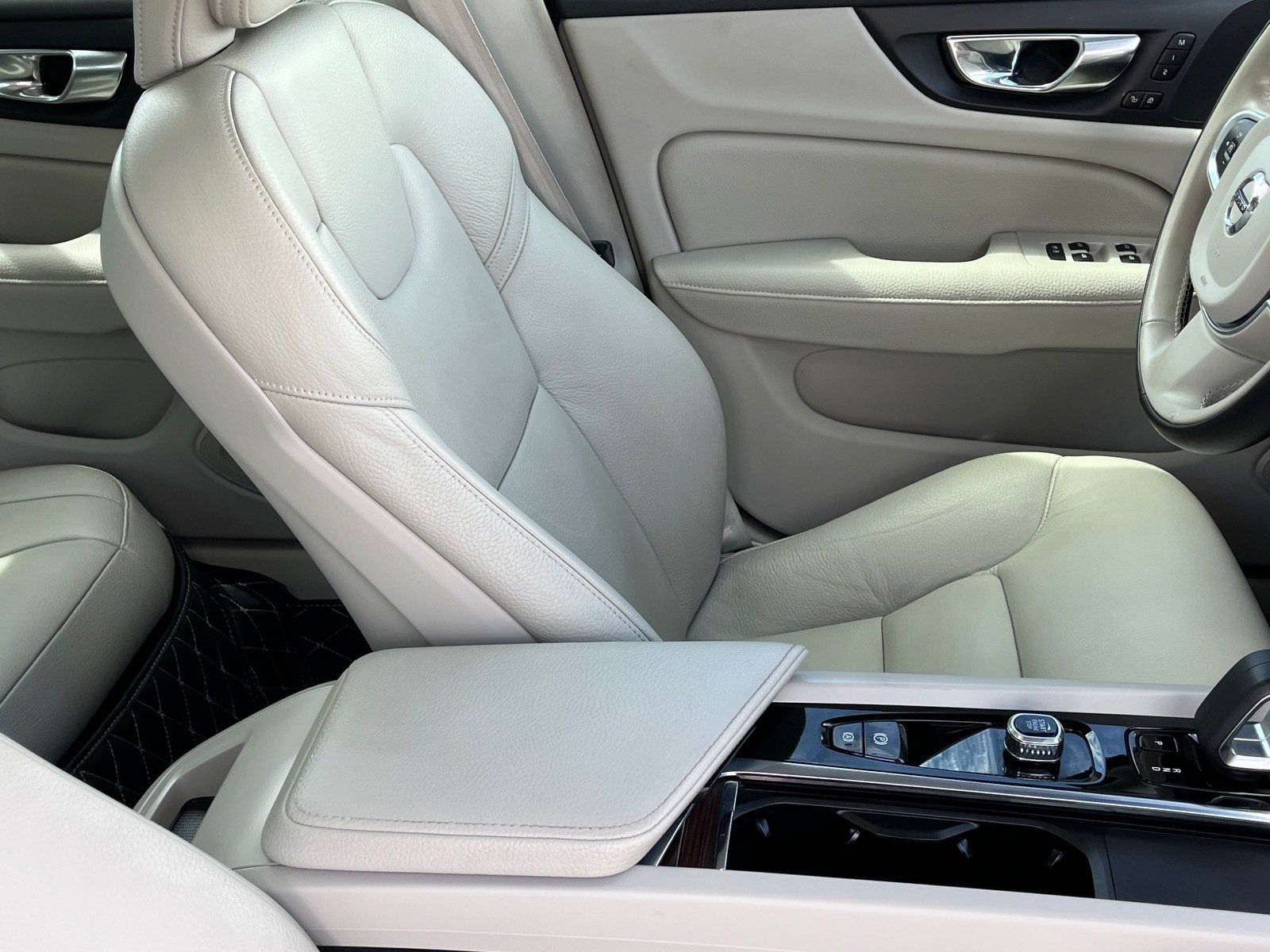 Used 2022 Volvo S60 B5 Momentum w/ Premium Package FWD image 10