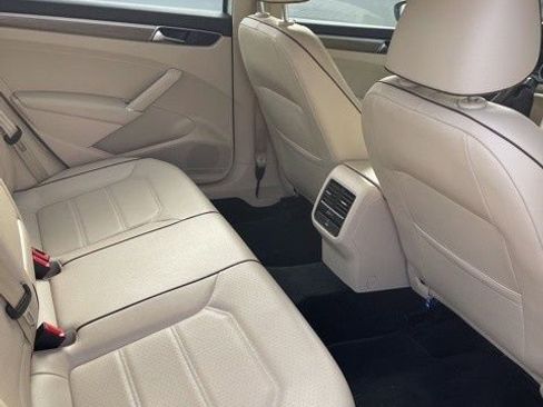 Used 2017 Volkswagen Passat 1.8T SE image 21