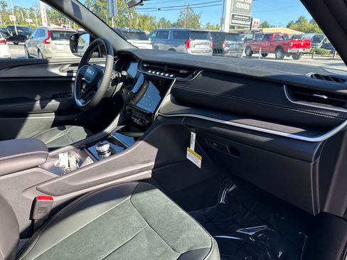 New 2025 Jeep Grand Cherokee Altitude image 15