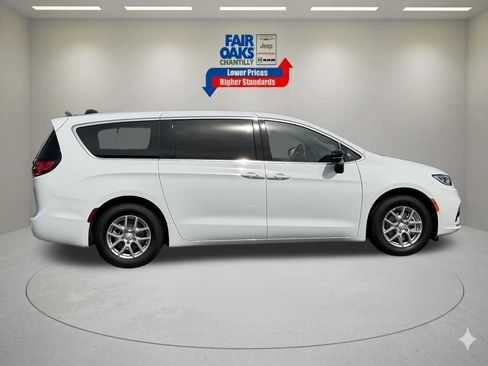 New 2026 Chrysler Pacifica Select FWD image 5