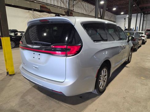 Used 2024 Chrysler Pacifica Touring-L FWD image 2