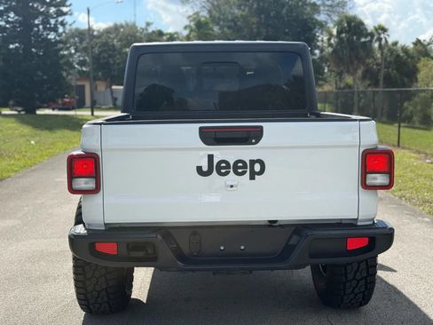 Used 2023 Jeep Gladiator Sport AWD/4WD image 3
