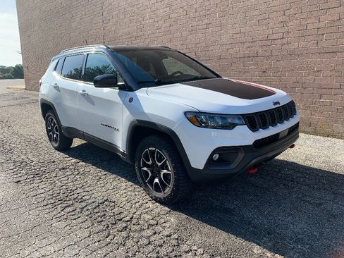 Used 2025 Jeep Compass Trailhawk AWD/4WD image 7