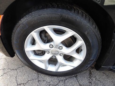 Used 2017 Chrysler Pacifica Touring-L w/ Tire & Wheel Group image 5