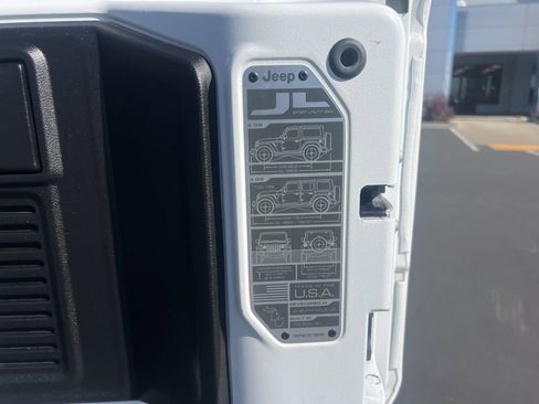 Used 2025 Jeep Wrangler Unlimited Sahara AWD/4WD image 44