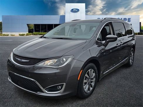 Used 2020 Chrysler Pacifica Touring-L Plus w/ Advanced Safetytec Group image 3
