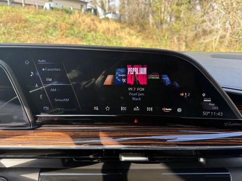 Used 2021 Cadillac Escalade Premium Luxury image 32