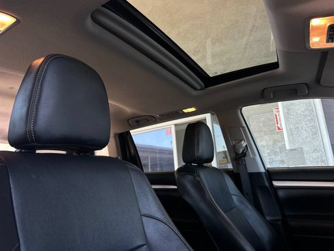 Used 2018 Toyota Highlander XLE w/ Carpet Mat Package (TMS) FWD image 17