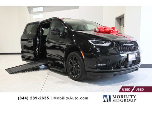 Used 2023 Chrysler Pacifica Touring-L w/ S Appearance Package FWD image 1