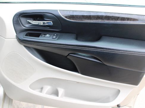 Used 2015 Chrysler Town & Country Touring w/ Driver Convenience Group FWD image 12