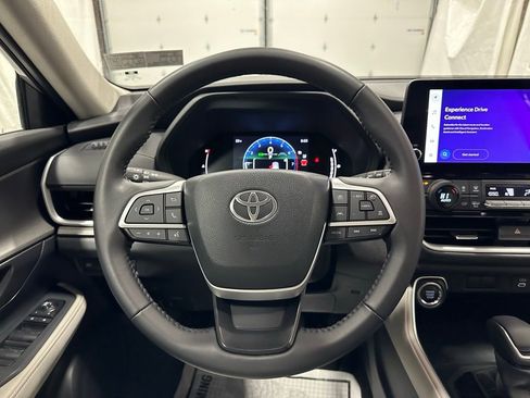 Used 2025 Toyota Grand Highlander AWD image 18