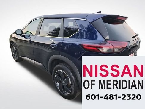 Used 2024 Nissan Rogue SV image 3