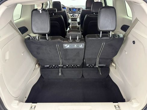 Used 2020 Chrysler Voyager Lxi FWD image 12