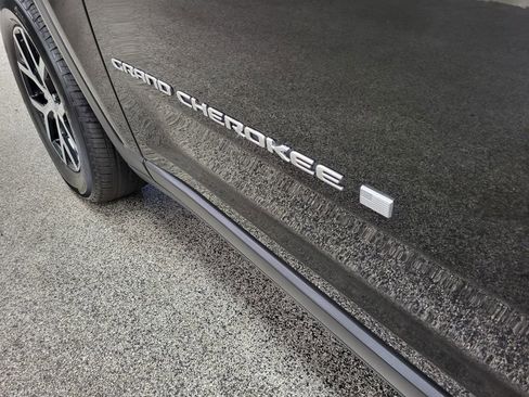 Used 2024 Jeep Grand Cherokee L Limited w/ Luxury Tech Group II image 24