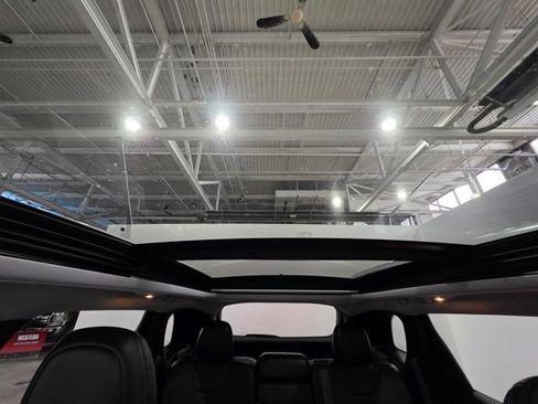 Used 2019 Jeep Cherokee Overland image 16