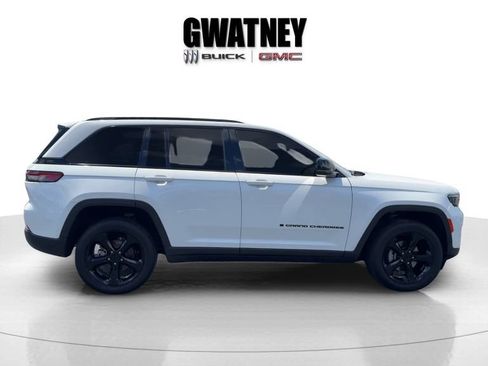 Used 2024 Jeep Grand Cherokee Altitude AWD/4WD image 4