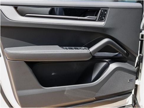 Certified 2025 Porsche Cayenne Coupe AWD/4WD image 23