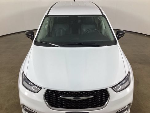 Used 2024 Chrysler Pacifica Touring-L FWD image 4