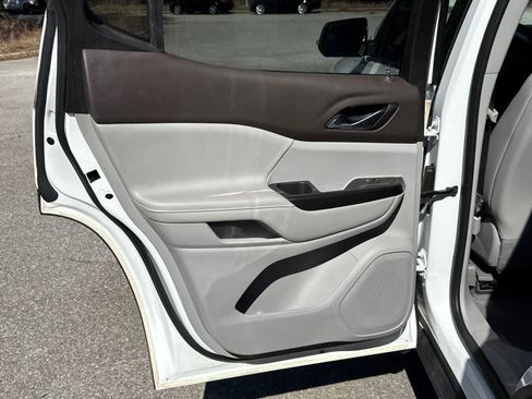 Used 2021 GMC Acadia SLT w/ Technology Package image 22