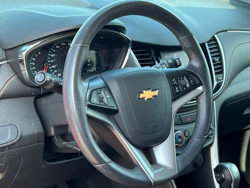Used 2020 Chevrolet Trax LT w/ LT Convenience Package FWD image 2