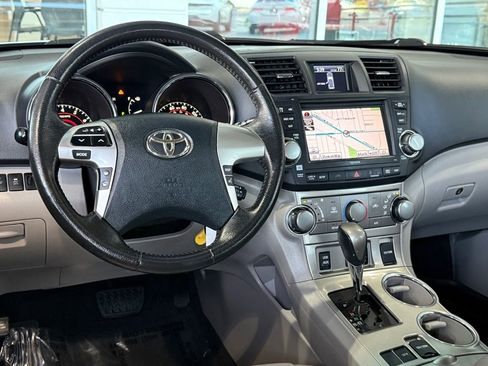 Used 2012 Toyota Highlander SE w/ Tow Pkg image 30