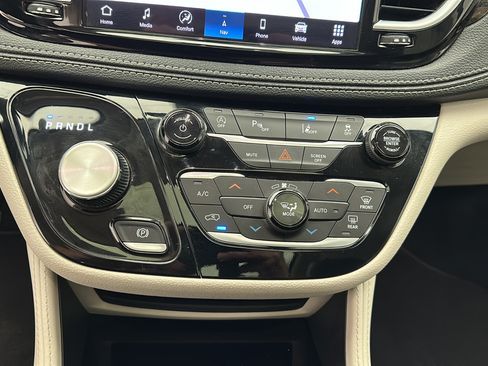 Used 2023 Chrysler Pacifica Limited FWD image 19