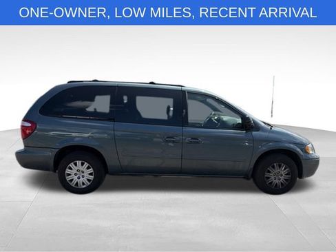 Used 2005 Chrysler Town & Country LX w/ Popular Equipment Group II FWD image 3