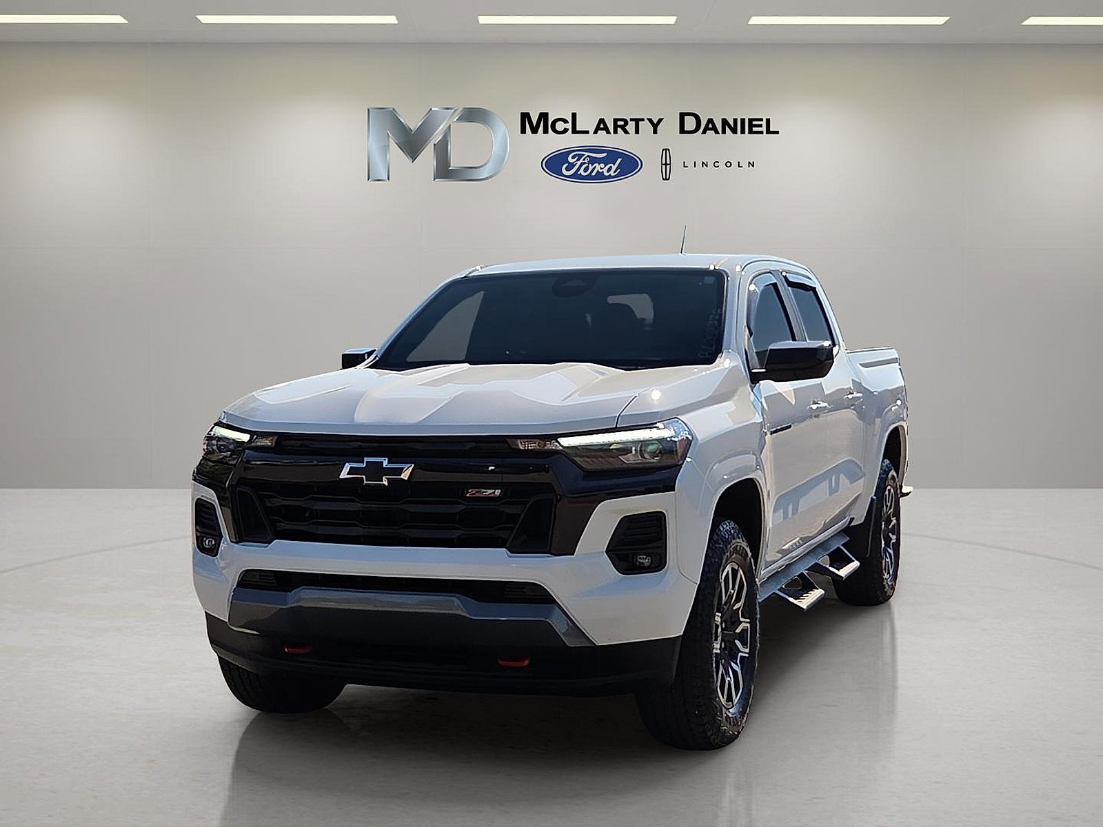 Used 2024 Chevrolet Colorado Z71 w/ Advanced Trailering Package AWD/4WD image 2