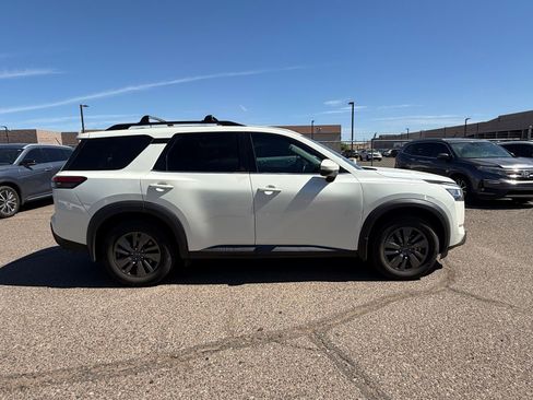 Used 2022 Nissan Pathfinder SV w/ SV Premium Package FWD image 4