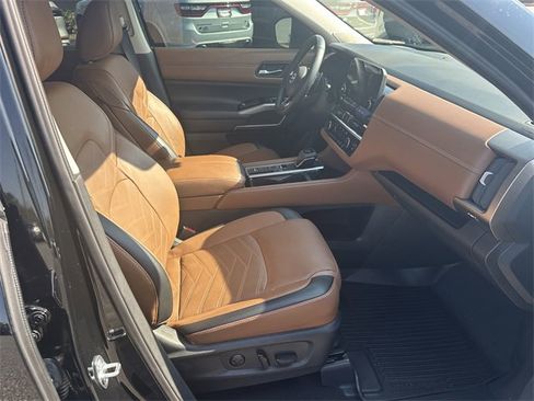 Used 2024 Nissan Pathfinder Platinum w/ Black Appearance Package image 13