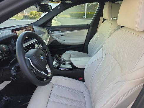 Used 2023 BMW 540i w/ Premium Package image 21