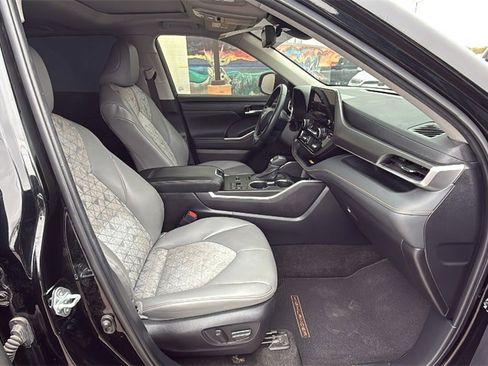 Used 2023 Toyota Highlander Bronze Edition image 31