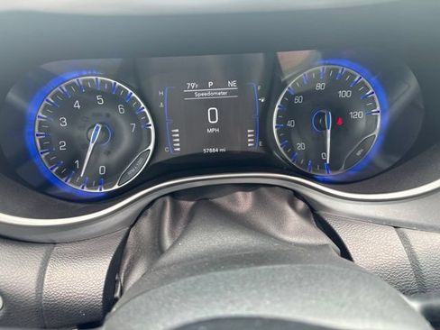 Used 2020 Chrysler Pacifica Touring w/ S Appearance Package FWD image 9