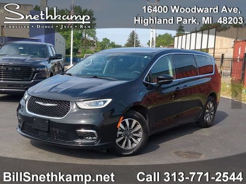Used 2024 Chrysler Pacifica Limited FWD image 1