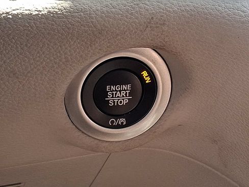 Used 2019 Chrysler Pacifica Limited w/ Tire & Wheel Group FWD image 26