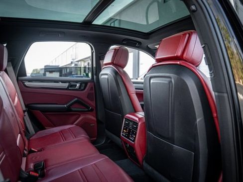 Used 2022 Porsche Cayenne Platinum Edition image 42