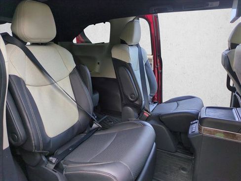 Used 2025 Toyota Sienna Platinum image 22