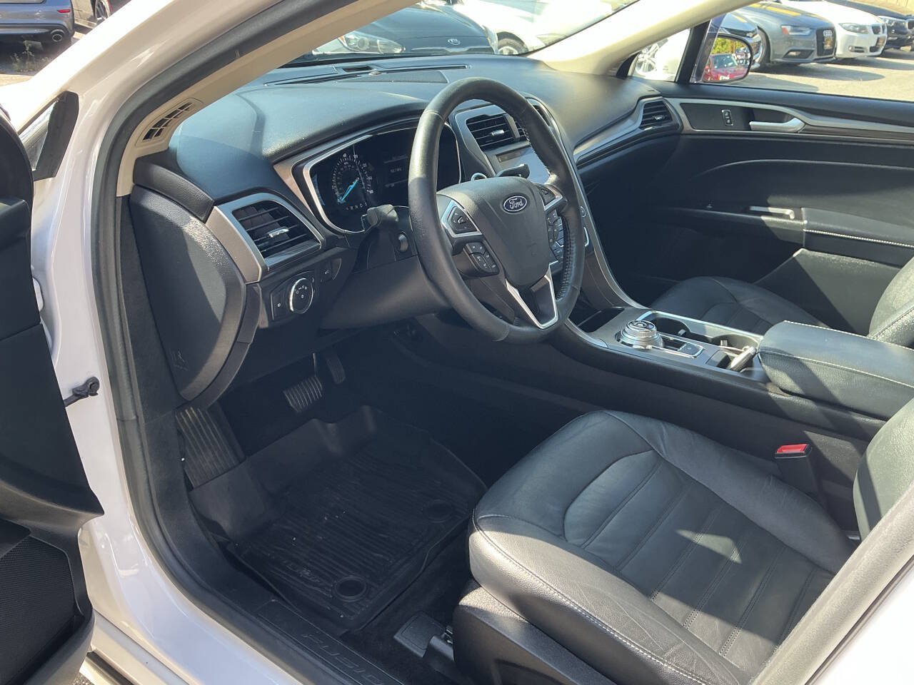Used 2017 Ford Fusion SE w/ Fusion SE Technology Package FWD image 18
