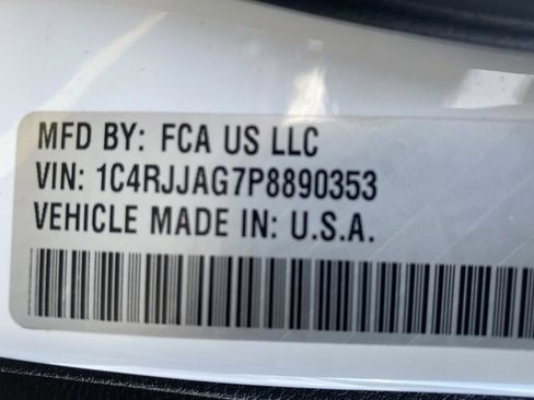 Used 2023 Jeep Grand Cherokee L Laredo image 27