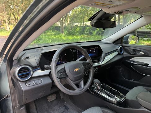 Used 2025 Chevrolet Trax LT FWD image 30