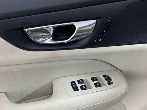 Used 2019 Volvo S60 T6 Momentum w/ Premium Package image 24