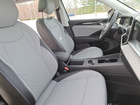 New 2026 Volkswagen Tiguan SE FWD image 10