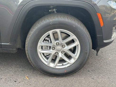 New 2025 Jeep Grand Cherokee L Laredo image 11