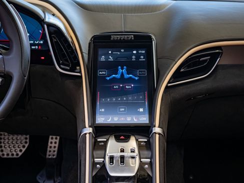 Used 2024 Ferrari Roma Spider image 16