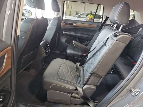 Used 2025 Volkswagen Atlas SE AWD/4WD image 13