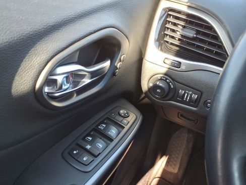 Used 2019 Jeep Cherokee Limited w/ Trailer Tow Group image 22