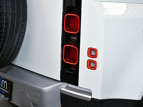 Used 2025 Land Rover Defender 110 S image 84