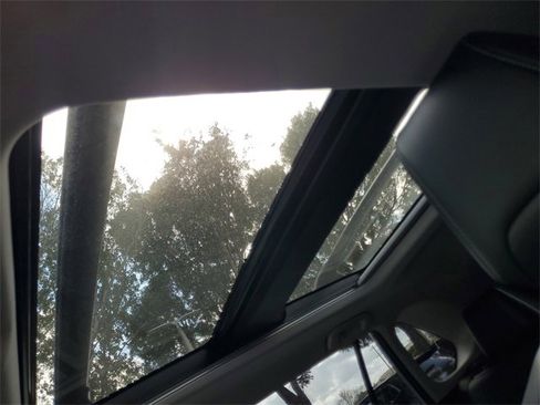 Used 2021 Toyota RAV4 Limited image 19