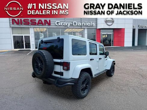 Used 2017 Jeep Wrangler Unlimited Sahara AWD/4WD image 7