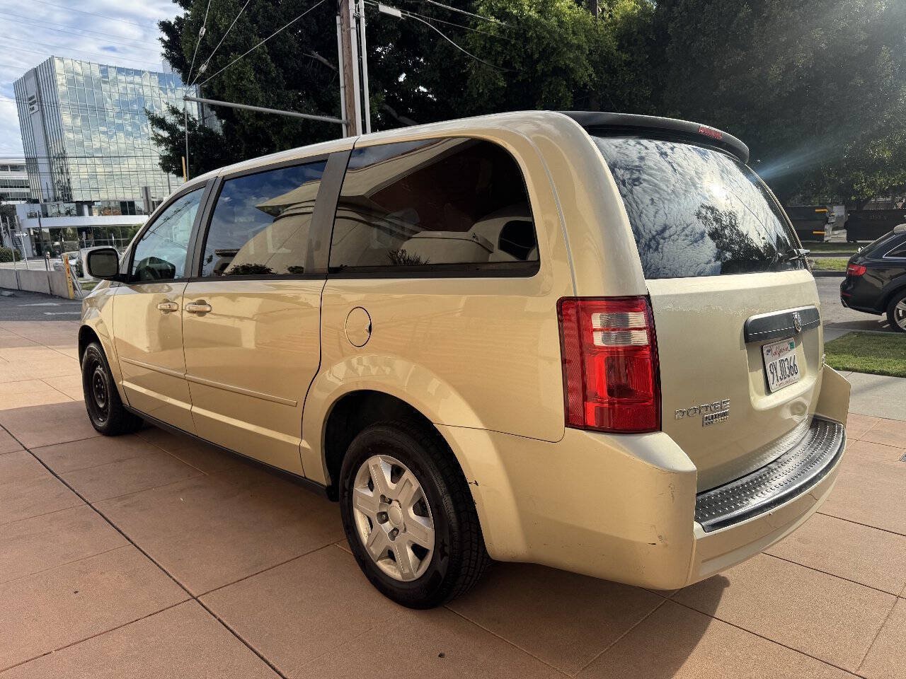 Used 2010 Dodge Grand Caravan SE w/ Climate Group FWD image 3